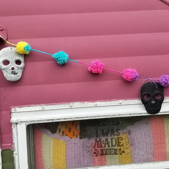 Skull Pom Pom Bunting Halloween Decor - Picture 4 of 5